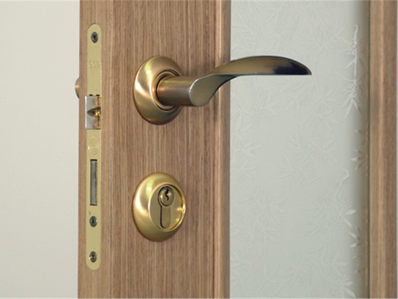 Установка замка в межкомнатную дверь